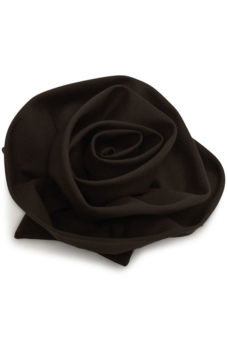 Czarna broszka w kształcie kwiatu z warstwowymi płatkami, wykonana z teksturowanego materiału, przypominająca rozkwitającą różę.