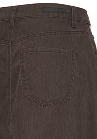 Jean en denim marron montrant la poche arrière et les passants de ceinture avec des coutures visibles et une petite étiquette noire sur la ceinture.