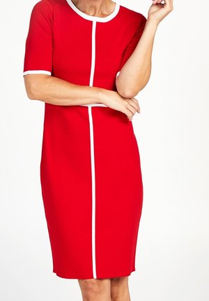 Rotes Kleid aus dehnbarem Stoff mit kurzen Ärmeln, einem runden Ausschnitt und weißen Akzentlinien, die vertikal entlang der Vorderseite verlaufen.