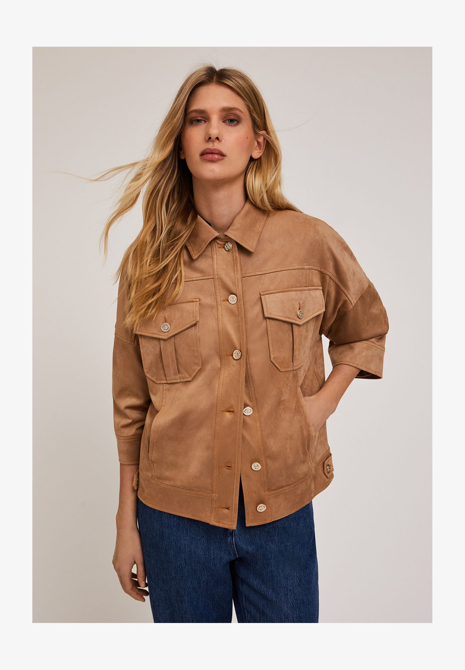 Motivi Giacca A Vento Corta Primavera/Estate 2024 – Collo Alto, Zip E Bottoni, Vita Con Coulisse – Modella 178 Cm Indossa S