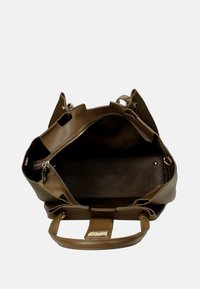 Borsa a mano in pelle marrone con una texture morbida, dotata di una tasca con cerniera all'interno e apertura superiore. Include un manico corto e accessori in metallo.