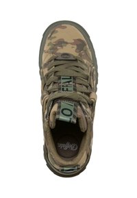 Botte tactique à motif camouflage avec lacets verts, semelle noire et languettes de traction brandées sur la languette et le talon.