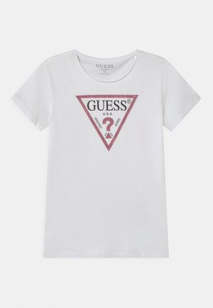 Wit T-shirt met korte mouwen en ronde hals, met een glinsterend roze driehoeklogo en zwarte "GUESS U.S.A." tekst gecentreerd op de voorkant.
