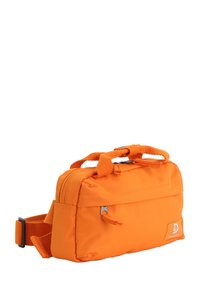 Orangefarbene Stofftasche in rechteckiger Form, mit einem oberen Griff, verstellbarem Schulterriemen und Reißverschluss. Enthält eine kleine Vordertasche.