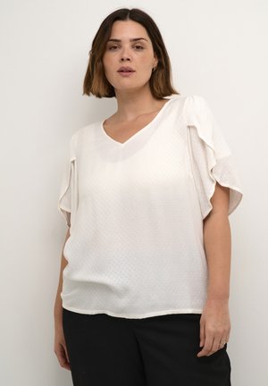 Witte blouse met korte mouwen, een V-hals en een textured patroon. Losse pasvorm met geplooide mouwen, gecombineerd met zwarte broeken.