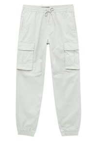 Pantalon cargo gris clair avec taille et chevilles élastiques, fermeture à cordon, et grandes poches à rabat sur chaque cuisse.