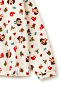 Krémová fleecová látka s barevnými vánočními motivy, včetně psích tváří s parohy, červených srdcí, rukavic, zabalených dárků a zelených listů.