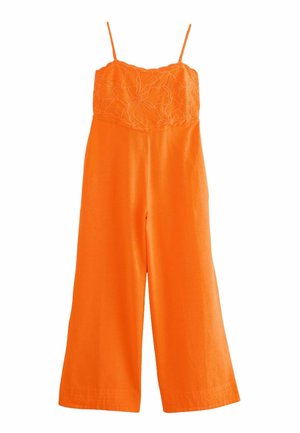 Une combinaison orange avec un corsage ajusté brodé et un pantalon large, dotée de fines bretelles spaghetti et d'une texture lisse.