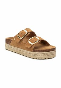 Sandalias de ante marrón con dos hebillas ajustables en tono dorado y una suela de plataforma envuelta en yute con un borde texturizado.