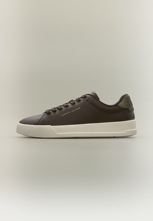 Tommy Hilfiger, MIX COURT SNEAKERS - Zapatillas - cocoa/platinum olive