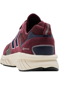 Bordeauxfarbene Sportschuhe aus Mesh und Wildleder, mit navyfarbenen Akzenten und weißen Streifen. Sie verfügen über eine dicke, strukturierte Sohle, die für Komfort sorgt.