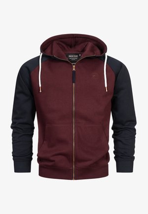 Burgunder rød zip hettegenser med marineblå ermer, kengurulommer og snor. Har en bronsefarget glidelås og logo på brystet.