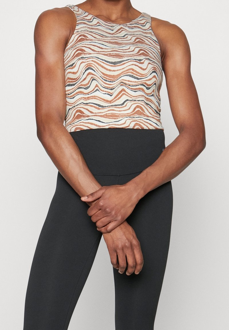 Nike Performance Top - brown