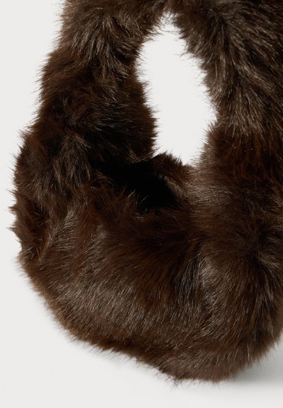Cachecol de pêlo sintético castanho com uma textura macia e fofinha. O design apresenta uma forma de laço, destacando o seu calor e a sua aparência aconchegante.