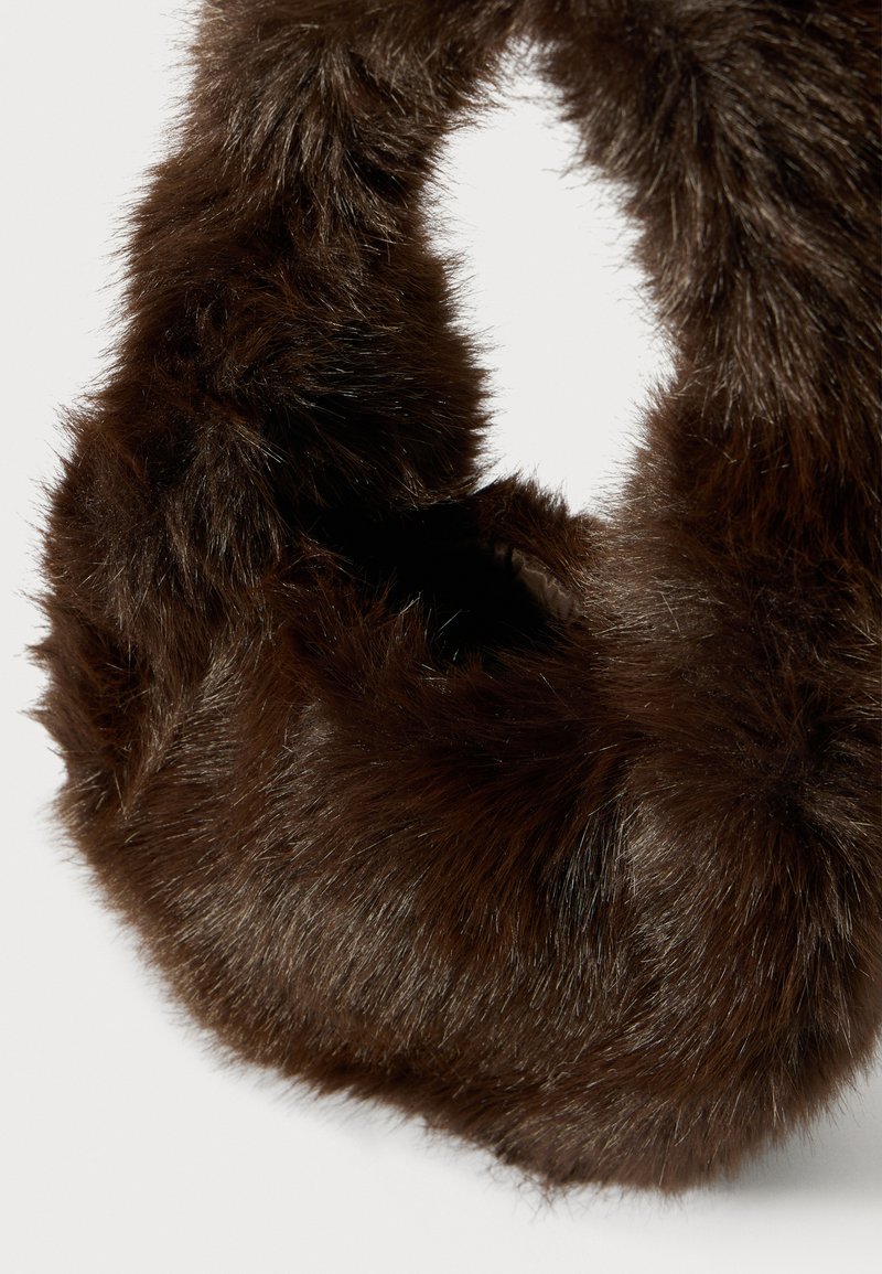 Sciarpa in finta pelliccia marrone con una texture morbida e soffice. Il design presenta una forma ad anello, evidenziando il suo calore e l'aspetto accogliente.