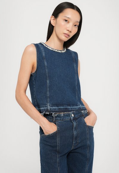 Denim mouwloos topje met een ronde halslijn, voorzien van decoratieve afwerking, onbewerkte zoom en een ontspannen pasvorm, in diepblauwe kleur met zichtbare naden.