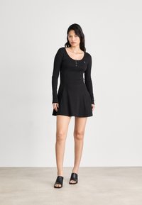 Tommy Jeans HENLEY FLARE DRESS - Φόρεμα από ζέρσεϊ - black