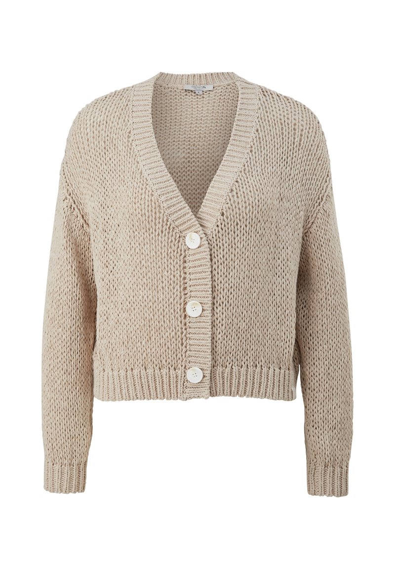 Beżowy dziergany kardigan z dekoltem w serek, długimi rękawami i czterema białymi guzikami z przodu. Ściągacze przy mankietach i dole o grubej fakturze.