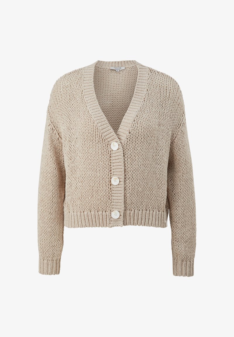 Beżowy dziergany kardigan z dekoltem w serek, długimi rękawami i czterema białymi guzikami z przodu. Ściągacze przy mankietach i dole o grubej fakturze.