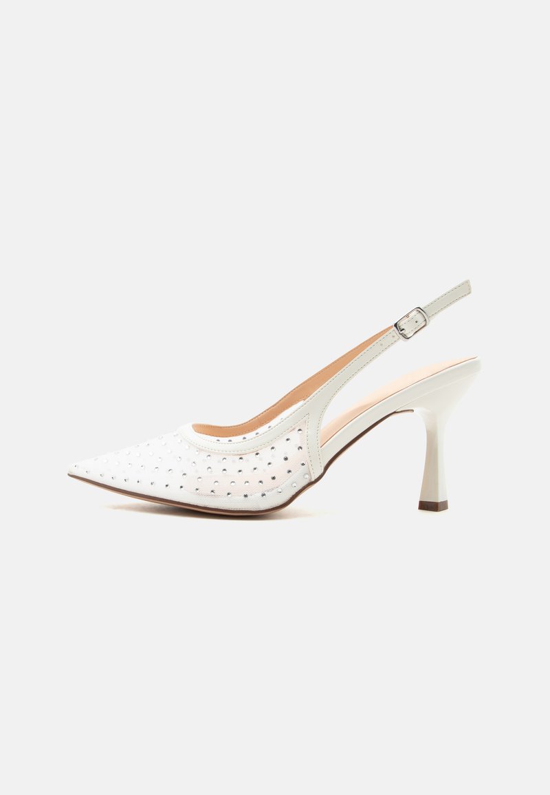 Λευκό γυναικείο παπούτσι με ψηλό τακούνι τύπου slingback με μυτερή μύτη, διάτρητο επάνω μέρος διακοσμημένο με μικρά καρφιά και ρυθμιζόμενο λουράκι στον αστράγαλο με αγκράφα.