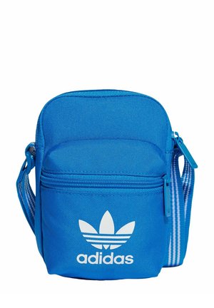 Niebieska tekstylna torba na ramię z gładką powierzchnią, z zamkiem błyskawicznym, regulowanym paskiem w paski oraz białym logo adidas z przodu.