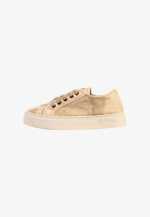 Zapatilla baja de lona beige con cierre de cordones y suela gruesa de goma color blanco roto, vista de lado.