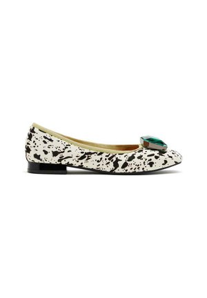 Ballet flat bianco con motivo a spruzzi neri, con un accento di gemma turchese chiaro sulla punta e un piccolo tacco nero.