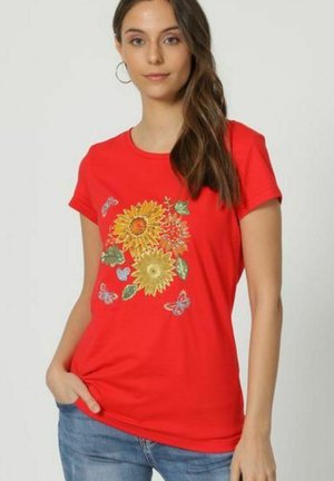 Camiseta de algodón roja con estampado de flores y mariposas en amarillo, verde y azul, con mangas cortas y cuello redondo.