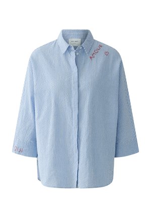 Lichtblauw-wit gestreept overhemd met knopen, met rood geborduurd "AMOUR" en een hart op de schouder en "OUI" op de manchet.