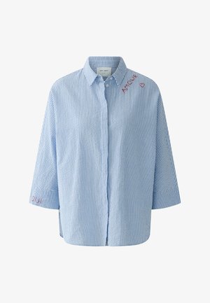 Lichtblauw-wit gestreept overhemd met knopen, met rood geborduurd "AMOUR" en een hart op de schouder en "OUI" op de manchet.