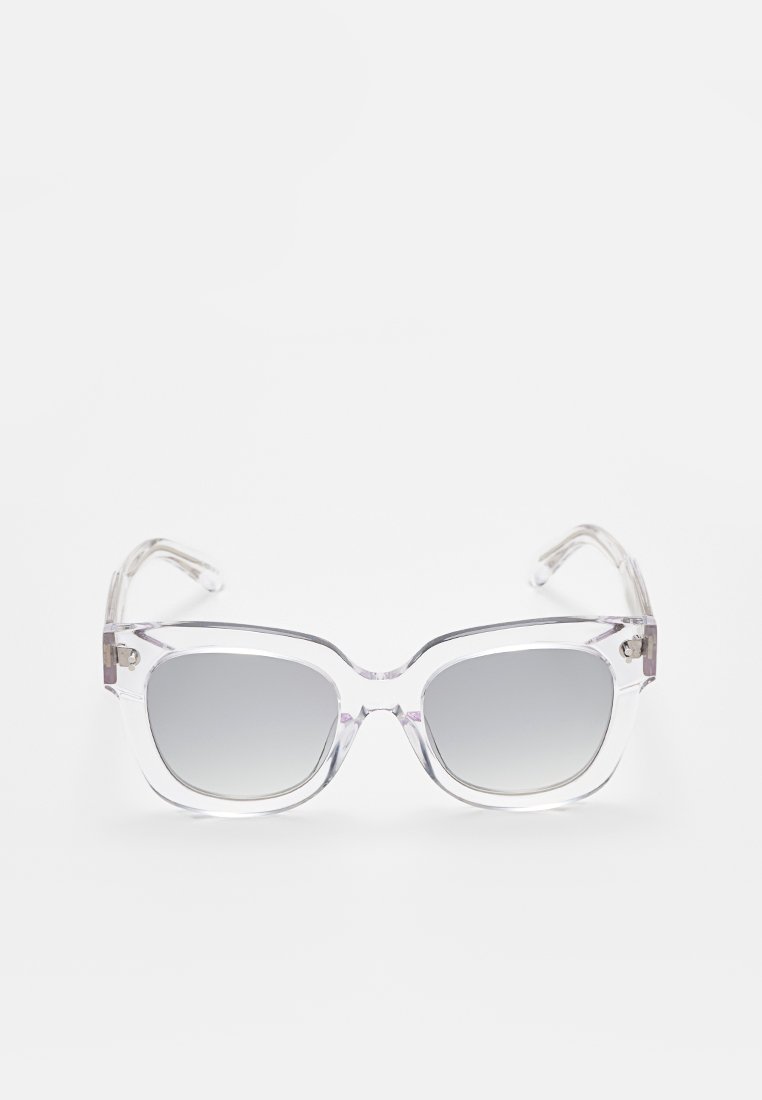 Gafas de sol rectangulares transparentes con lentes gris degradado, con montura de acetato claro y sutiles acentos metálicos en las varillas.