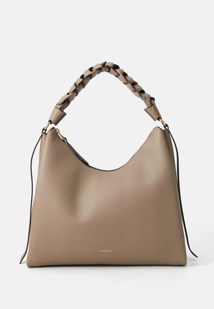 Beige Lederhandtasche mit einer geschwungenen Silhouette, geflochtenem oberen Griff, goldenen Hardware-Details und geprägtem Markenlogo auf der Vorderseite.