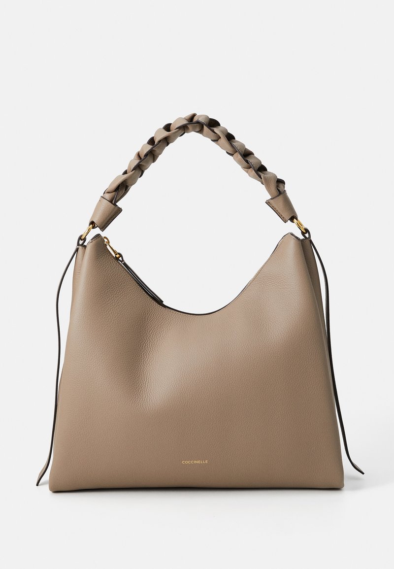 Sac à main en cuir beige avec une silhouette courbée, anse supérieure tressée, accents en métal doré et logo de la marque en relief à l'avant.