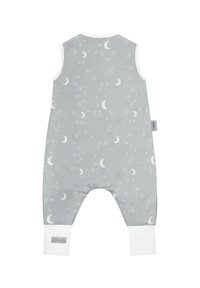 Ärmelloser Baby-Overall aus hellgrauem Stoff mit einem Muster von Mond und Sternen. Mit weißen Bündchen und einem Etikett an der Seite.