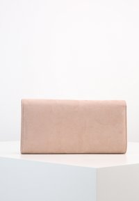 Portafoglio clutch in similpelle rosa con una texture liscia, forma rettangolare e cuciture minime. Nessun hardware o decorazione visibile.