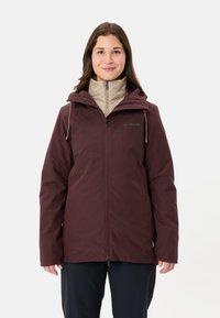 Bordeaux buitenjack met een capuchon, voorkant met rits en trekkoordaccent. Bevat een beige innerlijke laag, gladde textuur en lichtgewicht design.