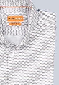 Weißes Slim-Fit Hemd mit feinem Punktmuster in Marineblau und Maroon. Mit klassischem Kragen und klarer Knopfschclosure.