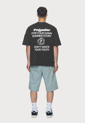 Pegador HARLAN TEE - Nyomott mintás póló - vintage black