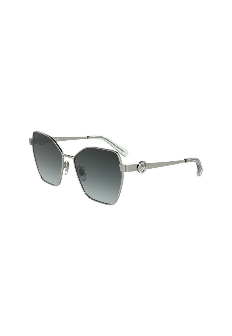 Lunettes de soleil hexagonales avec des montures en métal argenté et des verres dégradés sombres. Présente des accents de logo subtils sur les branches et des embouts en plastique transparent.