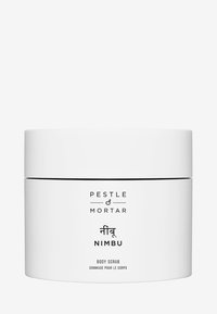 Contenitore rotondo bianco etichettato "Pestle & Mortar Nimbu Body Scrub" con testo minimalista nero. Finitura liscia e opaca con coperchio sicuro.