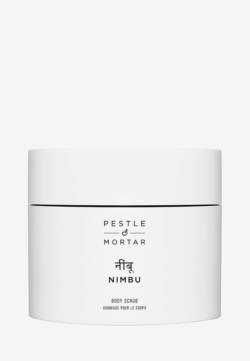 Contenitore rotondo bianco etichettato "Pestle & Mortar Nimbu Body Scrub" con testo minimalista nero. Finitura liscia e opaca con coperchio sicuro.