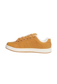 Sneaker in suede tan con accenti bianchi, punta rotonda e sei fori per i lacci. Presenta una suola in gomma e dettagli di cucitura lungo i lati.
