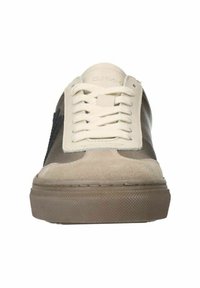 Suède en leren sneaker in beige en grijs, met een brede vetersluiting, geperforeerde panelen en een rubberen zool met een plat ontwerp.