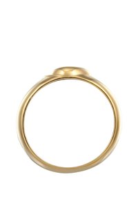 Guldring med en slät, rundad band och en upphöjd kupol på toppen. Ytan är polerad, reflekterar ljus och har en sömlös design.