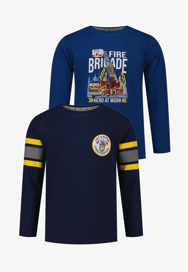 Zwei langärmelige T-Shirts in Dunkelblau und Marineblau, mit Feuerwehrfahrzeug-Grafiken, Feuerwehr-Patches und gelb-blauen Streifen entlang der Ärmel.