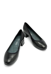 Ballerine in pelle nera con punta arrotondata, tacco basso, e solette blu a trama contrastante. Design minimalista senza accenti visibili.