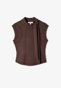 Top sin mangas marrón con un cuello alto, que presenta un detalle atado en un lado. Hecho de una tela suave con líneas de costura sutiles.