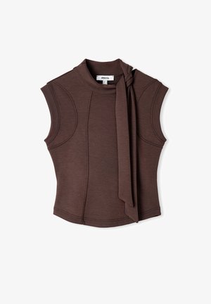 Top sin mangas marrón con un cuello alto, que presenta un detalle atado en un lado. Hecho de una tela suave con líneas de costura sutiles.