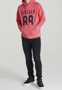 SIKSILK Vaqueros slim fit - black