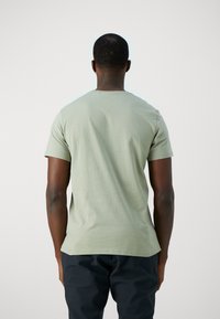 Peak Performance ORIGINAL TEE - Triko s potiskem - limit green